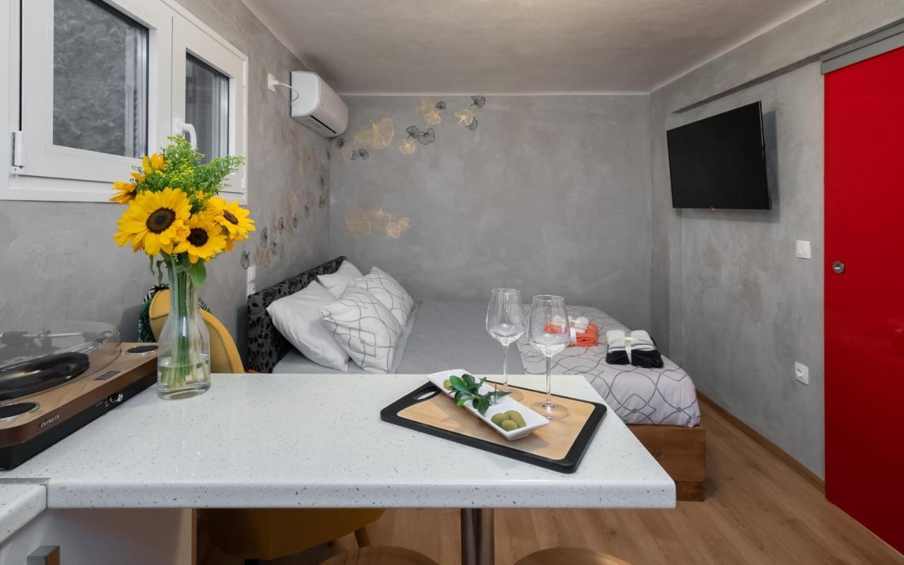 Cozy Tiny Apartment In The Heart Of Plaka Athens Exterior photo