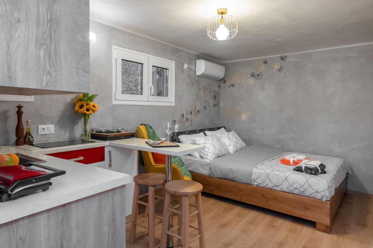 Cozy Tiny Apartment In The Heart Of Plaka Athens Exterior photo